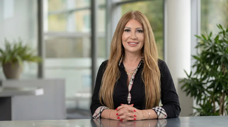 Marion Galluzzi im Büro in Memmingen